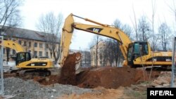 Менск, экскаватары працуюць у катлаване, ілюстрацыйнае фота