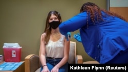 14-летняя жительница Нового Орлеана получает вакцину от коронавируса. Иллюстративное фото