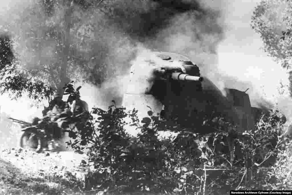 На фото &ndash; нацисти на мотоциклах проїжджають повз палаючий радянський танк. Червень 1941 року. Незважаючи на десятки попереджень про напад, що відбувся 22 червня, вторгнення приголомшило радянського лідера Йосипа Сталіна, який, як стверджують, зник у своєму заміському будинку на два дні після вторгнення