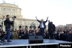 Нікол Пашинян виступає перед прихильниками в центрі Єревану