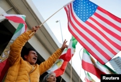 Иранцы, живущие в Японии, празднуют рядом с посольством Ирана в Токио, 1 марта