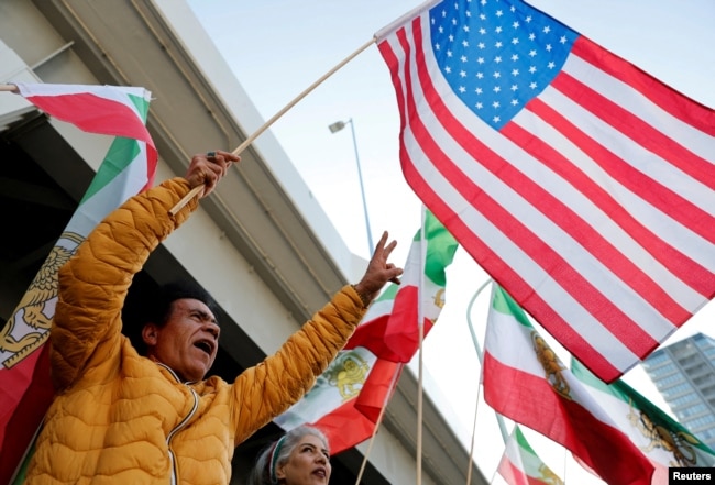 Иранцы, живущие в Японии, празднуют рядом с посольством Ирана в Токио, 1 марта