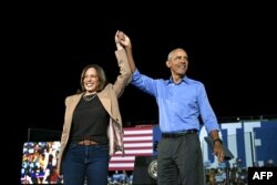 Kamala Harris cu fostul președinte Barack Obama la mitingul din Atlanta, 24 octombrie.