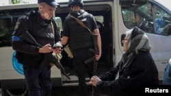 Поліцейські допомагають місцевим жителям під час евакуації, Вовчанськ Харківської області, 12 травня 2024 року