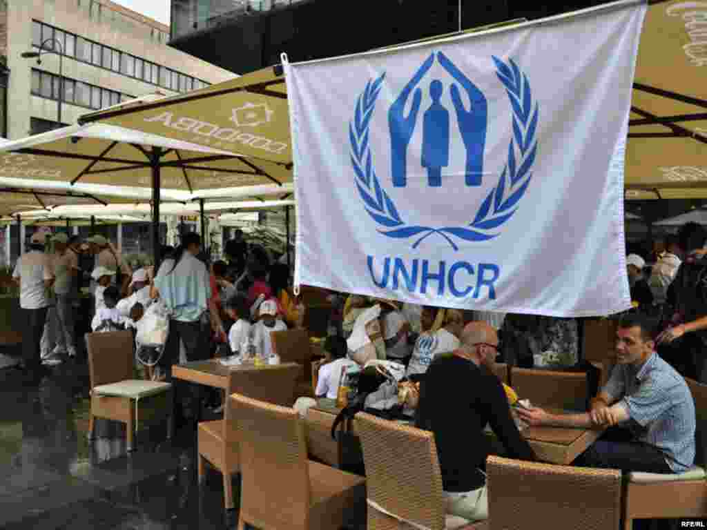 UNHCR je 20. juna od 12 do 14 sati organizirao interaktivni umjetnički performans na temu "dom" u Sarajevu, toku kojeg je na pripremljeni tlocrt na trgu ispred BBI centra u Sarajevu postavljeno 180 cigli za 180 mjeseci od potpisivanja Dejtonskog mirovnog sporazuma, a tokom kojih raseljeni čekaju na razrješenje njihove situacije. FOTO: Midhat Poturović