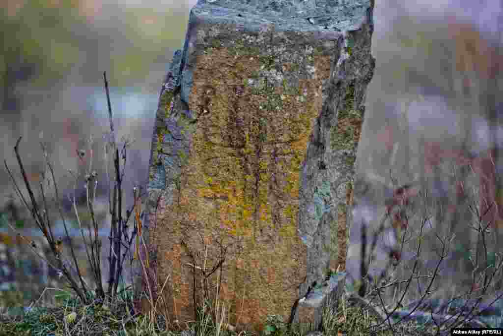 Kəndin ərazisində qədim Alban məzarlığı.