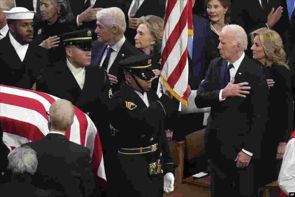 Presidenti në shkuarje i SHBA-së, Joe Biden, bën nderimet e tij para arkivolit të ish-presidentit Jimmy Carter gjatë një ceremonie të lamtumirës në&nbsp;Katedralen Kombëtare në Uashington, 9 janar 2025.