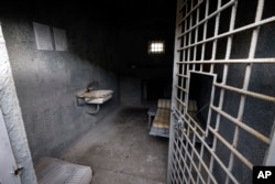 O replică a celulei în care stă închis Alexei Navalnîi, atunci când nu ajunge în izolatorul penitenciarului, instalată într-o piață din apropierea Muzeului Luvru din Paris, 14 martie 2023.