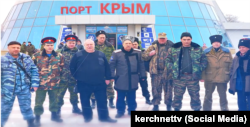 Российские казаки на паромной переправе в Керчи, февраль 2014 года