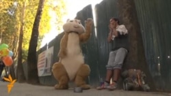 Сайёҳи ҷавон аз меҳмоннавозии тоҷикон хушҳол аст.