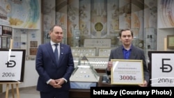 Кіраўнік праўленьня Нацыянальнага банку Беларусі Раман Галоўчанка і аўтар графічнага знаку беларускага рубля Васіль Шчабятун. 2 лютага 2026 году