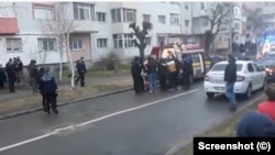 România - Cazul Onești. Momentul în care atacatorul, împușcat de polițiști, este coborât încătușat de forțele de ordine și dus la spital (captură video)