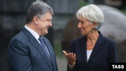 Ukrayna prezidenti Petro Poroshenko (solda) və BVF-in direktoru Christine Lagarde (Foto arxivdəndir)