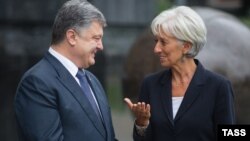 Архівне фото: Президент України Петро Порошенко і виконавчний директор Міжнародного валютного фонду Крістін Лаґард