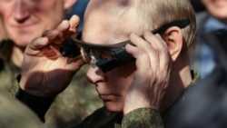 Руският президент Владимир Путин си слага термовизионни очила по време на посещението му на съвместните руски и беларуски военни учения с кодово име „Запад-2025“ на полигона „Мулино“ в област Нижни Новгород, Русия, 16 септември 2025 г.