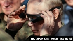 Руският президент Владимир Путин си слага термовизионни очила по време на посещението му на съвместните руски и беларуски военни учения с кодово име „Запад-2025“ на полигона „Мулино“ в област Нижни Новгород, Русия, 16 септември 2025 г.
