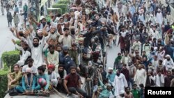 Supporters of the banned Islamist political party Tehrik-e Labaik Pakistan (TLP) protest in Lahore on October 23 demanding the release of their leader and the expulsion of the French ambassador over cartoons depicting the Prophet Muhammed.