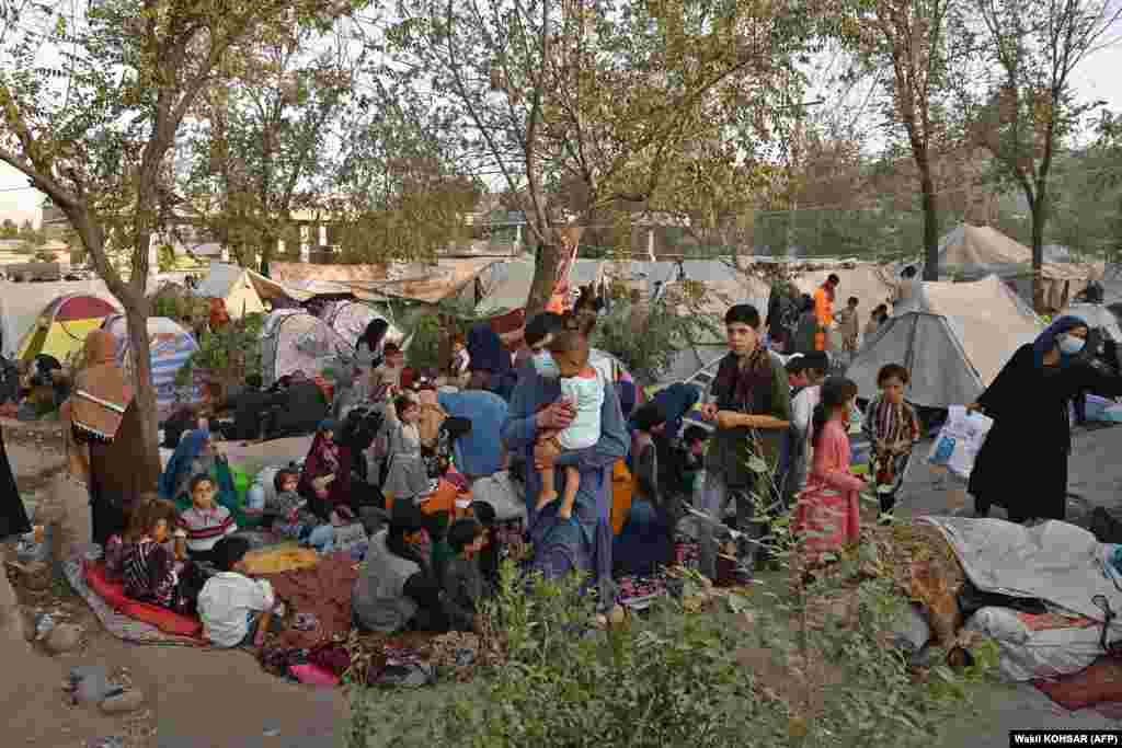 11 august: Familii afgane care au fugit din provinciile Takhar și Kunduz stau în corturi temporare în Kabul.