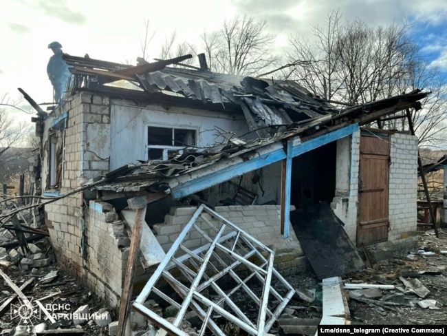 Зруйнований внаслідок російських обстрілів приватний будинок. Куп’янський район, Осинівка, Харківська область, 16 листопада 2024