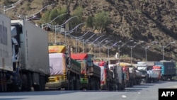 په ننګرهار کې ګڼ مال لېږدوونکي ګاډي د تورخم وره بندېدو له وجې پر سړک ولاړ دي - د اکتوبر ۲۱مې انځور.