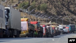 په تورخم کې په مالونو بار ګاډي ولاړ دي - انځور له ارشیفه