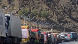 آرشیف، انتظار لاری ها در گذرگاه تورخم 