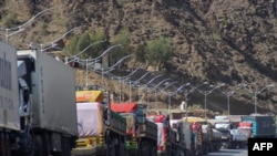 آرشیف، انتظار لاری ها در گذرگاه تورخم 