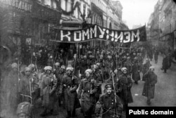 Soldați cu o pancartă pe care scrie „Comunism”, Moscova, octombrie 1917