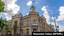 Proiectul bugetului municipiului Chișinău propus de Ion Ceban pentru anul 2026 prevede venituri de aproximativ 9,6 miliarde de lei, dintre care aproximativ 4,9 miliarde de lei sunt transferuri de la bugetul de stat, și cheltuieli estimate la 10,7 miliarde de lei.