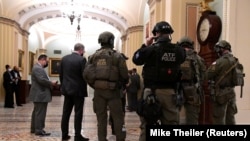 Forțele de securitate și-au sporit prezența în Capitoliu după scenele violente de miercuri seară