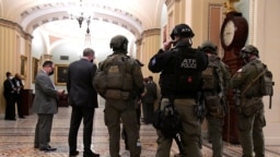 Policijske snage unutar Kongresa dok traje sesija potvrđivanja izbornih rezultata 