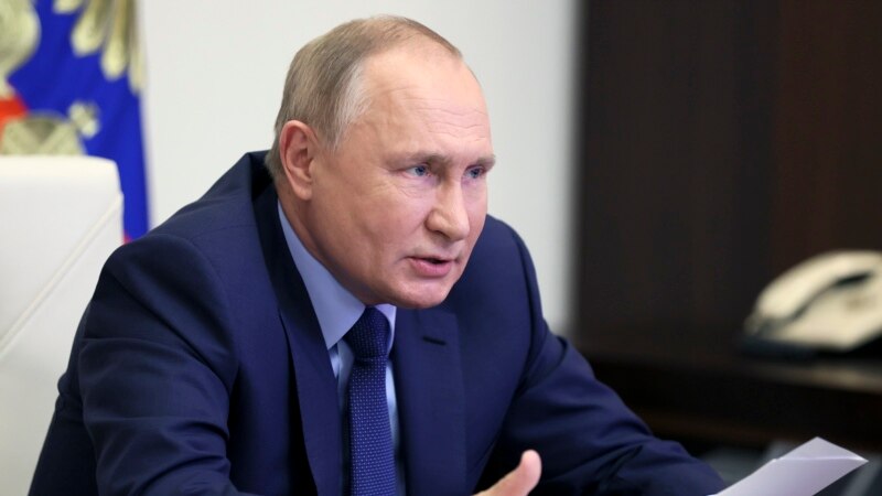 Орусиянын президенти Путин вакцинанын үчүнчү дозасын алганын билдирди