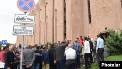 Сотрудники «Санитек» перед зданием мэрии Еревана, 10 сентября 2019 г.
