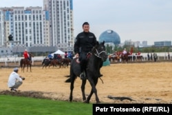 At üstündäki polisiýa işgäri ýaryşyň territoriýasynda gözegçilik edýär. Astana, 2024-nji ýylyň 9-njy sentýabry