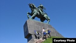 Салават Юлаев һәйкәле янында башкорт яшьләре активистлары