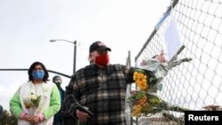 Građani ostavljaju cveće ispred prodavnice King Supers u kojoj se desio napad, Bolder, Kolorado (23. mart)