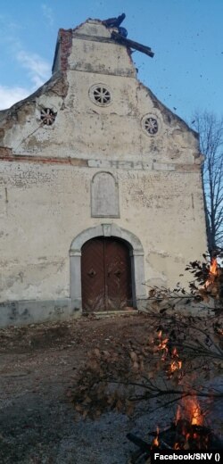 Zapaljeni badnjak ispred crkve sv. Nikole u Petrinji 6. siječnja 2020.