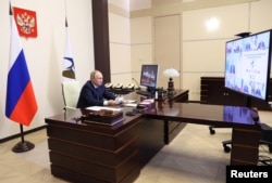 Владимир Путин за рабочим столом