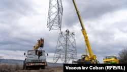Muncitori pe unul din șantiere de construcție a liniei de înaltă tensiune Vulcănești - Chișinău. Potrivit autorităților moldovene, lucrările se află pe ultima sută de metri.