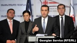 Подробнее о том, как и с кем «Свободные демократы» собираются вести политическую борьбу, Аласания пообещал рассказать на завтрашнем съезде партии