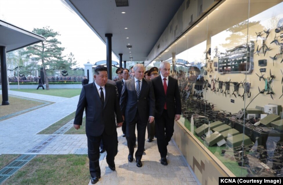 Udhëheqësi i Koresë së Veriut, Kim Jong Un, duke shoqëruar kryetarin e Dumës ruse, Vyacheslav Volodin, dhe ministrin rus të Mbrojtjes, Andrei Beloussov, në një ekspozitë dronësh në memorialin e Phenianit më 26 prill.