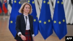 Kaja Kallas, șefa politicii externe și de securitate UE, sosind la ședința de luni de la Bruxelles cu șefii diplomațiilor din cele 27 de țări membre. 