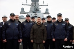 Президент України та члени екіпажу корвету «Гетьман Іван Мазепа» на суднобудівній верфі у Стамбулі. Туреччина, 8 березня 2024 року