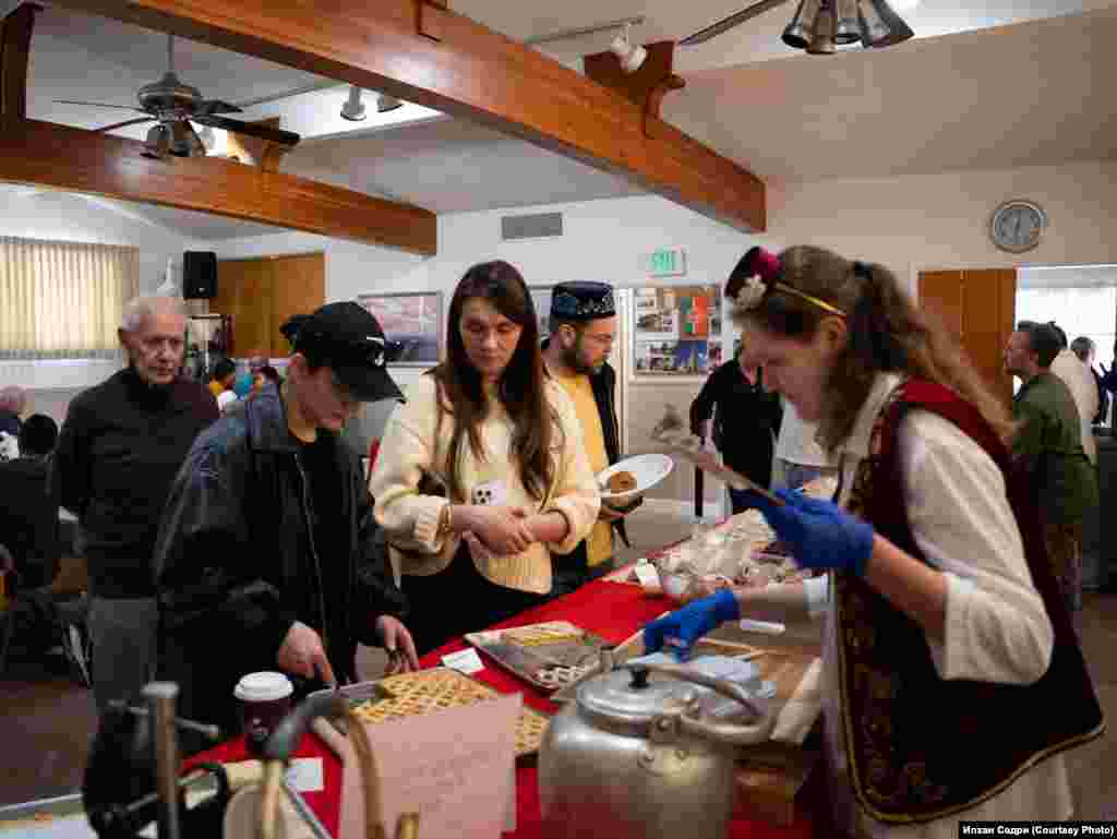 Милли ризыкларны сату көнендә чәй дә әзерләнгән, теләгән кешегә татар йортында татар ашлары белән сыйланырга мөмкинлек булган