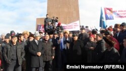 Hundreds rallied in support of jailed ex-parliamentary speaker Akmatbek Keldibekov. (file photo)