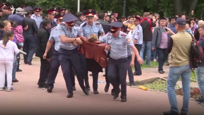 Единогласие депутатов и нападки на критика закона о митингах