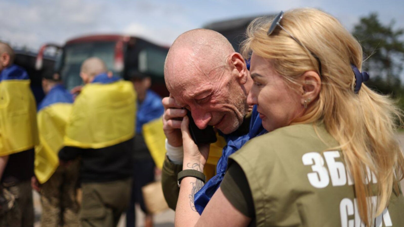 Un fost prizonier de război ucrainean plânge în timpul repatrierii în țara natală, după ce a fost ținut în captivitatea rusă. Locație nedezvăluită, 14 iunie 2025.