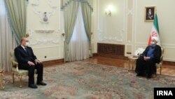 حسن روحانی هنگام دریافت استوارنامه سفیر جدید عراق در تهران، ۸ مهر