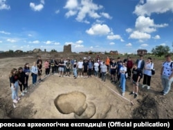 Під час екскурсії на розкопках Новоолександрівського кургану