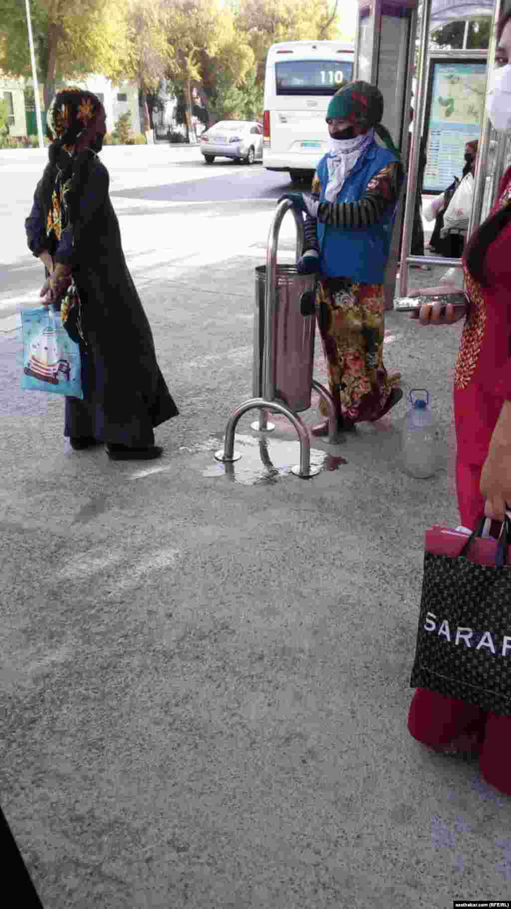 Duralganyň ýanynda durup, derdinişýän aýallar. Aşgabat, 2021.&nbsp;